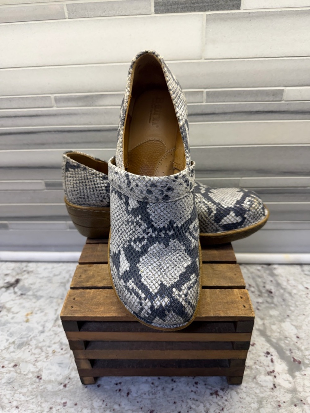 Womens Size 8 Born Snake-Print Slip-On Clogs in Gray and White